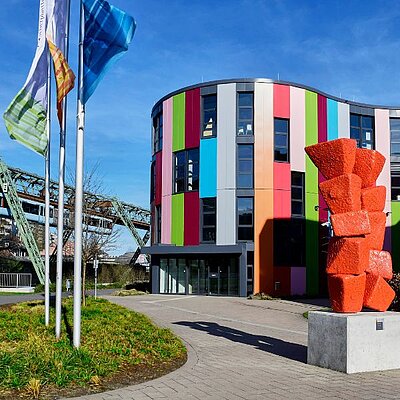 Das Gebäude der Wuppertaler Junior Uni mit roter Tony Cragg Statue. 